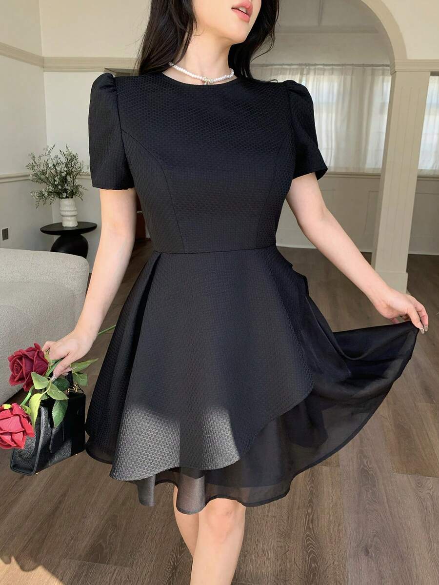 Feyla 休闲纯色收腰短袖圆领女式短连衣裙 - 黑色 - 查看 1