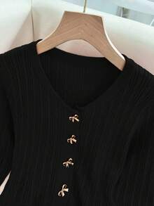 GlowEve 秋冬新款优雅时尚简约大气镂空圆领长袖荷叶边下摆口袋金属蝴蝶结纽扣扭结纹理女式毛衣 - 黑色 - 查看 3