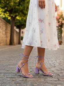 La Caprichosa sandalias de mujer con tacón bloque, sandalias elegantes con tiras delgadas, sandalias con amarre al tobillo para vestir, sandalias modernas con cordones envolventes, sandalias femeninas con tacón medio, sandalias minimalistas para ocasiones especiales, sandalias de tiras cruzadas para uso diario, calzado femenino con diseño estilizado, sandalias versátiles para atuendos formales y casuales - Lila Púrpura - Ver 1