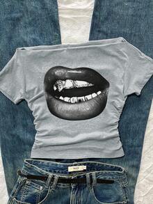 Attitoon 这款休闲复古街头涂鸦唇印褶皱露肩紧身短袖T恤，适合多种场合，包括初秋、复古、学院风、性感、可爱、Y2K、椰子女孩、波西米亚风、嬉皮风、音乐节以及秋冬季。 - 淺灰色 - 查看 3