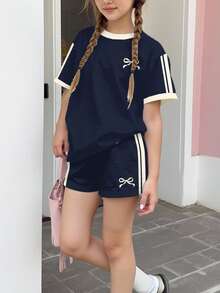 两件套少女休闲藏蓝色T恤短裤套装，饰有迷你蝴蝶结，撞色米色条纹短袖圆领T恤，适合夏季和秋季穿着，舒适透气，适合秋季叠穿，时尚百搭，休闲百搭，儿童印花服装，返校季、秋季服装、返校节服装 - 彩色 - 查看 3
