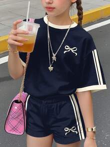 两件套少女休闲藏蓝色T恤短裤套装，饰有迷你蝴蝶结，撞色米色条纹短袖圆领T恤，适合夏季和秋季穿着，舒适透气，适合秋季叠穿，时尚百搭，休闲百搭，儿童印花服装，返校季、秋季服装、返校节服装 - 彩色 - 查看 1