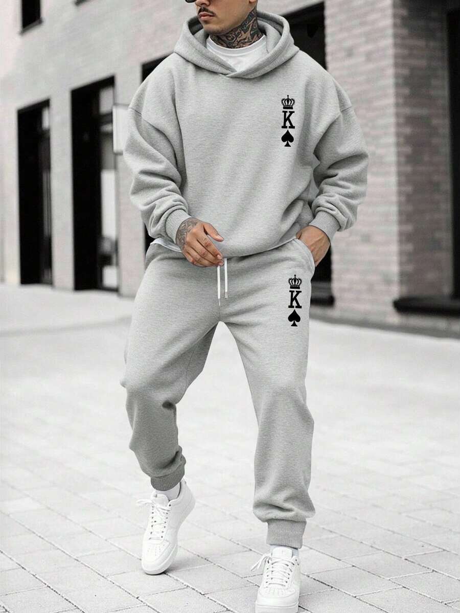 Manfinity Homme Bộ 2 quần nỉ và áo nỉ in họa tiết Spade & Crown thường ngày cho nam, thời trang thu/đông cho nam - Xám - Xem 1