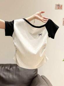 INAWLY 女士性感肩部刺绣短袖T恤，褶皱腰部修身款上衣 - 黑與白 - 查看 2