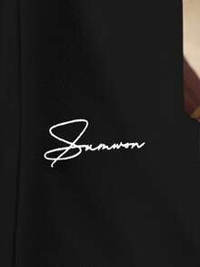 SUMWON Camiseta de cuello redondo de manga corta con ajuste regular, textura y logotipo de texto casual para uso diario de hombres - Negro - Ver 5