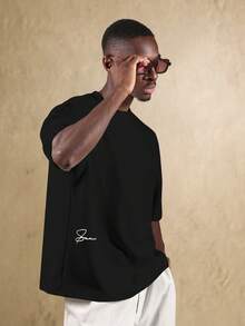 SUMWON Camiseta de cuello redondo de manga corta con ajuste regular, textura y logotipo de texto casual para uso diario de hombres - Negro - Ver 1