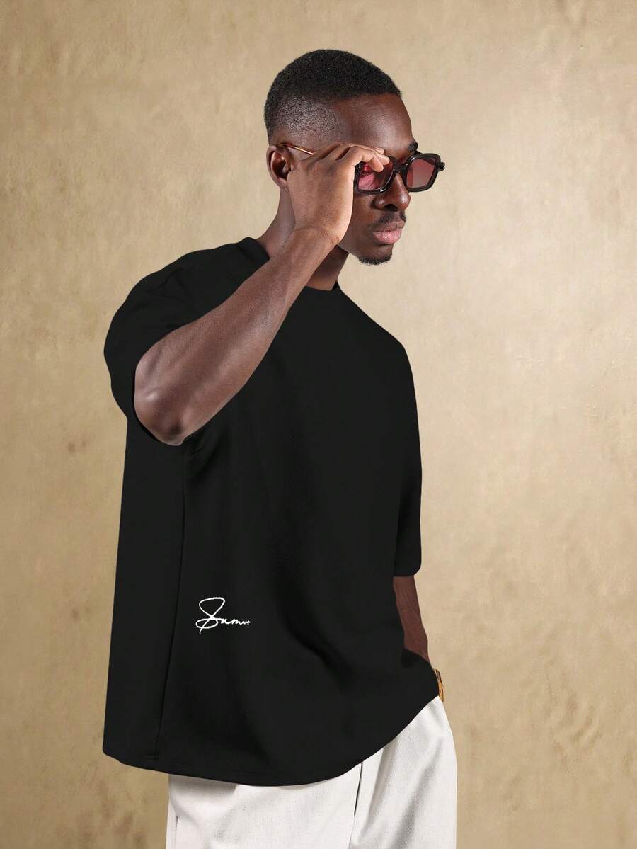 SUMWON Camiseta de cuello redondo de manga corta con ajuste regular, textura y logotipo de texto casual para uso diario de hombres - Negro - Ver 1