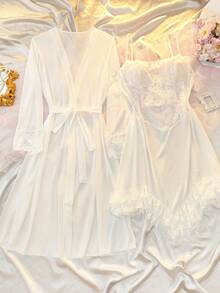 DelicateAllure مجموعة ملابس نوم من فستان انزلاقي مريح من الشبك الشفاف والدانتيل المكشكش غير متماثل، وردة مربوطة، مقاسات كبيرة - أبيض - مشاهدة 5