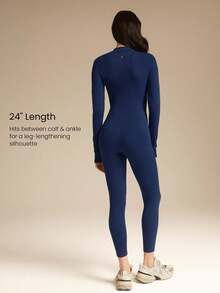 GLOWMODE 24英寸 FeatherFit™-Air Glow Giver 柔软透气吸汗前拉链罗纹侧边拼接塑形缝线拇指孔深V露背缝线可拆卸胸垫长袖连体裤低冲击日常运动服秋冬 - Dark Blue - 查看 3