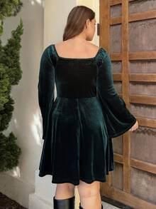 Nezia Cruz Vestido de terciopelo con cuello cuadrado vintage, volantes en el escote, mangas abullonadas y falda acampanada en talla grande color verde oliva - Verde Oscuro - Ver 2
