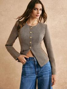 Poéselle 卡其色人字纹粗花呢前襟金属纽扣收腰长袖外套，内衬精致，金色纽扣，下摆开衩，适合秋冬季穿着。