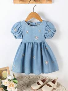 SHEIN Vintaside Kids 女婴夏季牛仔连衣裙，推荐乡村可爱甜美风格，浅蓝色水洗牛仔布搭配彩色花卉刺绣，泡泡袖和高腰A字廓形，完美融合乡村浪漫与舒适穿着体验，尽显宝宝整个夏季的可爱魅力。 - 淺色水洗藍 - 查看 4