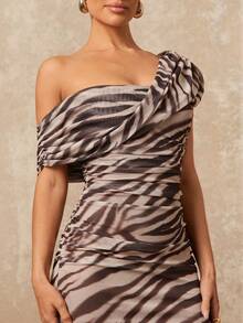 Lumalex 简约复古风闪亮假日派对装扮,适合锐舞节、郊游、游泳度假、波西米亚风、户外派对、婚礼季、宴会、成人礼、海滩、海边、海滩度假、复活节、波西米亚风海滩户外婚礼派对、成人礼、返校派对、生日庆祝等场合。女士春夏优雅斑马纹网纱单肩褶皱装饰修身紧身长裙,性感扭结褶皱开衩设计无袖修身长裙,春夏单肩连衣裙、单袖连衣裙、新年连衣裙、宰牲节派对连衣裙、酒红色连衣裙、垂褶连衣裙、优雅女士连衣裙、舞会礼服、商务休闲女装春夏复古风 - 彩色 - 查看 8