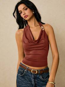 Poéselle Top corto halter ajustado con cuello asimétrico y decoración de metal, de unicolor, estilo minimalista, casual y de vacaciones para mujer - Óxido marrón - Ver 6