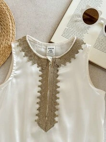 SHEIN 优雅奢华白色无袖连体衣，男女宝宝皆宜，金色缎带饰边，简约百搭，适合日常休闲穿着，可用于室内、室外、日常、运动、玩耍、派对、拍照、度假、婚礼、迎婴派对、洗礼和一周岁生日庆祝等场合。 - 米色 - 查看 5
