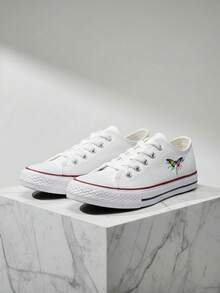 Tenis unisex estampados para mujer, hombre diseño moderno y versátil; perfectos para un look urbano, casual y lleno de personalidad. Ideales para combinar con jeans, pantalones, shorts y vestidos, brindando comodidad, soporte y un toque creativo en tu día a día, escuela, trabajo, viajes y actividades al aire libre. Disponibles en variedad de estampados para expresar tu estilo único. - Blanco - Ver 2