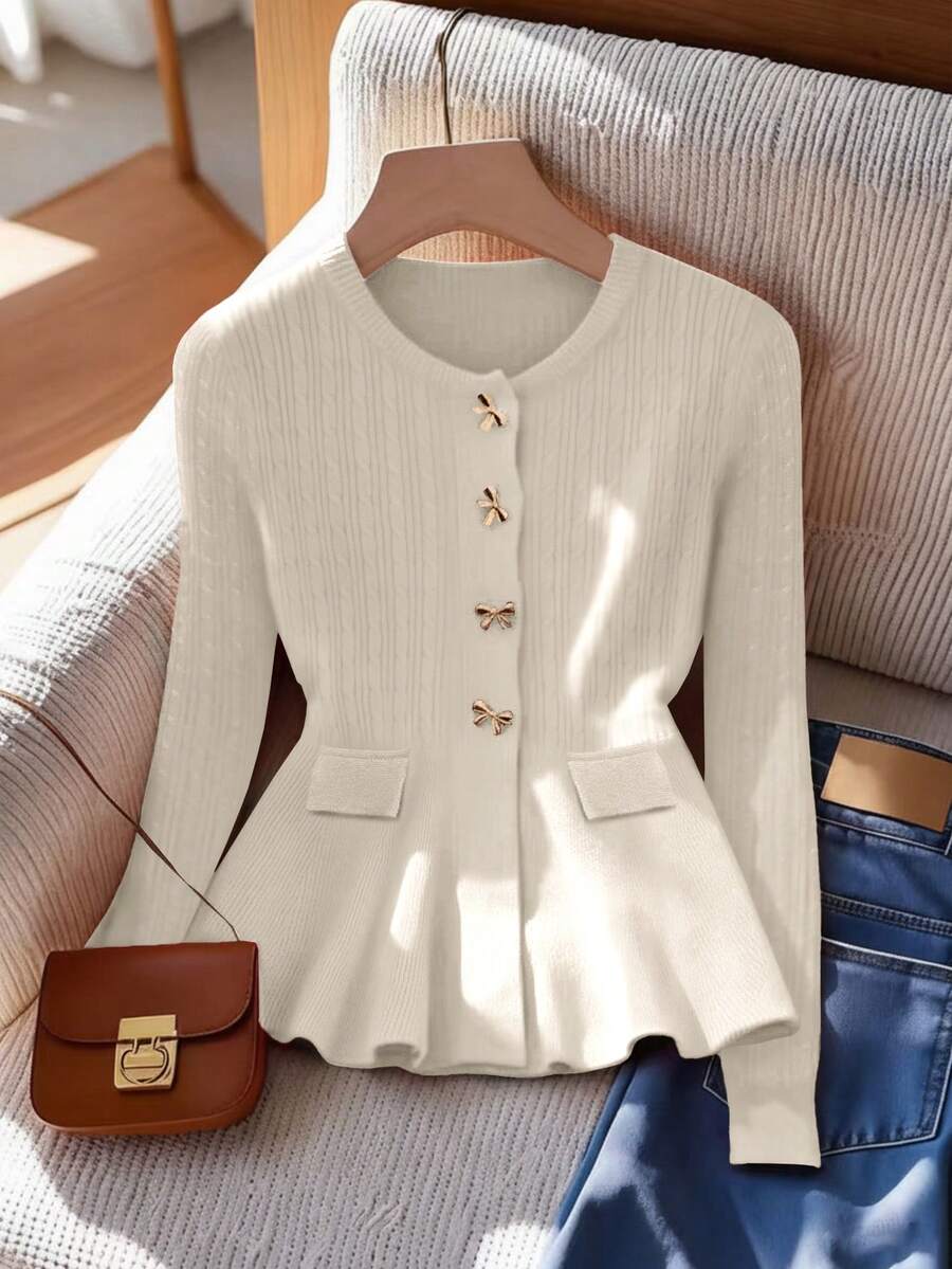 GlowEve 优雅别致简约镂空圆领长袖荷叶边下摆口袋金属蝴蝶结纽扣扭结纹理女式毛衣，秋冬款 - 杏色 - 查看 1