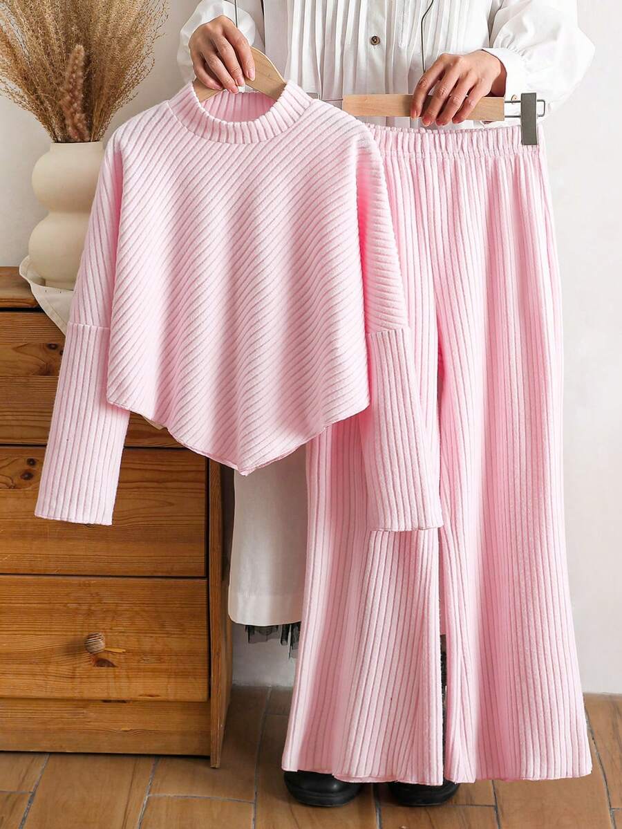 SHEIN 两件套少女休闲套装,包括一件酒红色纹理套头衫,采用不对称下摆和V领设计,以及一条喇叭裤,裤脚呈波浪形。舒适时尚,适合秋冬季节穿着,也适合户外、休闲和旅行。 - 粉色 - 查看 1