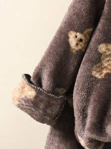 一套男童保暖法兰绒睡衣，可爱卡通熊印花，柔软舒适的长袖上衣和裤子，室内外皆宜穿着。 - 棕色 - 查看 5