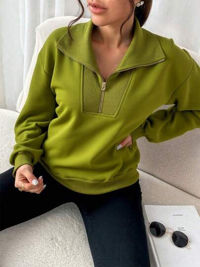 Mujer medio abierta, cuerda de bombeo, sombrero, ropa protectora deportiva de ocio