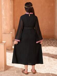 SHEIN Traditional Arab Abaya Dress, Girls Long Robe With Red & White Geometric Decoration, Combining Modern And Traditional Design, Comfortable And Suitable For Festivals, Celebrations And Formal Occasions - Green - View 2