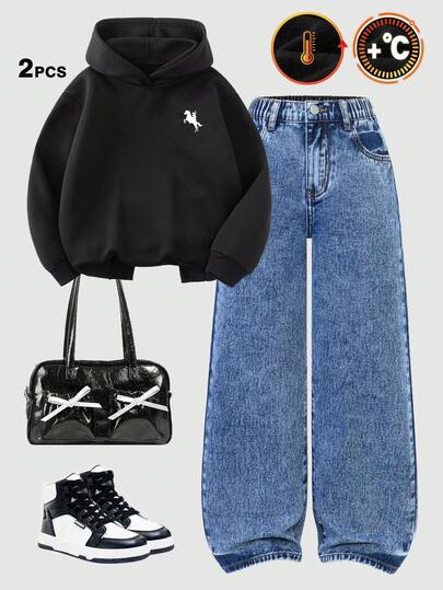 SHEIN ChillGRL 少女连帽衫和运动短裤套装两件套，新品上市：牛仔裤+连帽衫。保暖内衬，厚实舒适的卫衣面料。宽松时尚的版型。可爱的印花黑色连帽衫。复古中度水洗蓝色直筒牛仔裤。适合所有季节。百搭款式。弹性腰带。可爱剪裁。高性价比。适合大龄少女的时尚两件套：连帽衫和牛仔裤。