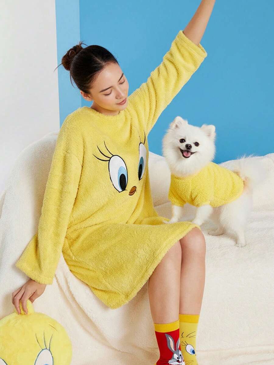 LOONEY TUNES X SHEIN Women Cute Cartoon Expression Embroidery Drop Shoulder Loose Long Sleeves Fuzzy Flannel Sleep Dress, Fall/Winter Christmas Women Fluffy Family Warm Thermal Women Sleepwear Yellow New Years Outfit, Cozy - Yellow - View 1