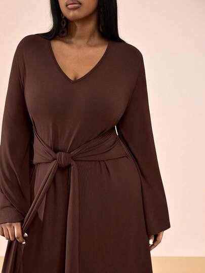 Truni Braunes Maxikleid in Große Größen - A, Lässig Elegant, geeignet für Büro und Party, Rundhalsausschnitt, Langarm, Glockenärmel, Taillengürtel, Slim Fit, Große Größen Braunes Kleid, Große Größen Maxikleid mit Langarm