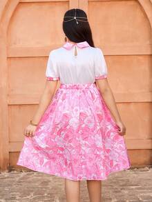 SHEIN Vestido de niña con parches florales dulces, atuendo para fiestas y reuniones de primavera/verano, elementos florales que presentan un ambiente alegre y adecuado para festivales y eventos familiares - Rosa - Ver 2