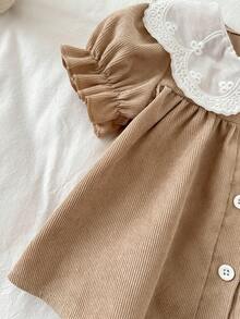 SHEIN 这款女婴可爱舒适休闲两件套，适合婴幼儿穿着，采用不规则刺绣蕾丝领和灯芯绒面料，是春季穿着的理想之选。套装包含一件短袖衬衫和一条裤子。 - 棕色 - 查看 5