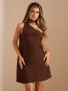 SHEIN BAE 秋冬季纯色米黄色不对称露肩露背迷你优雅缎面连衣裙，优雅印花连衣裙，性感露背连衣裙，黄色缎面连衣裙，露背缎面优雅超长连衣裙，婚礼宾客礼服，缎面伴娘长裙，鸡尾酒会优雅连衣裙 - 咖啡棕 - 查看 1