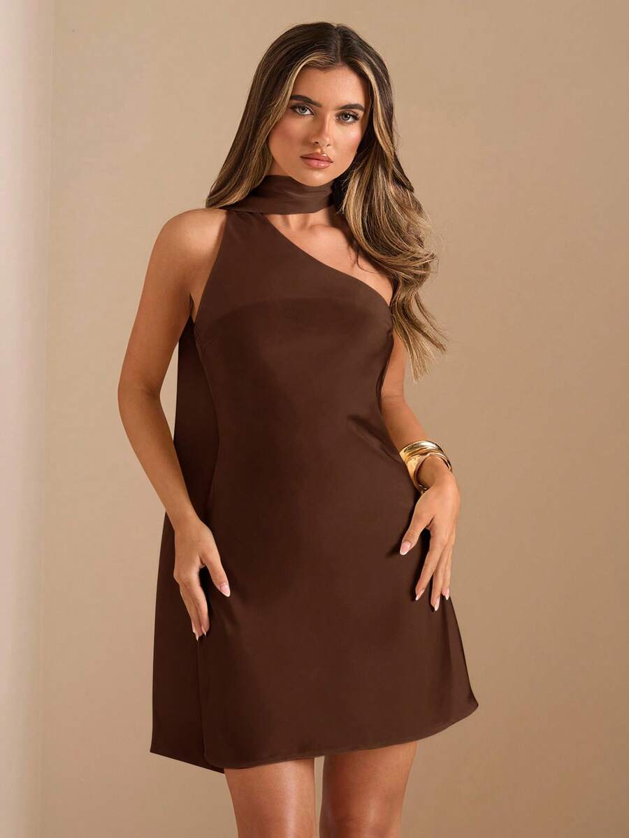 SHEIN BAE 秋冬季纯色米黄色不对称露肩露背迷你优雅缎面连衣裙，优雅印花连衣裙，性感露背连衣裙，黄色缎面连衣裙，露背缎面优雅超长连衣裙，婚礼宾客礼服，缎面伴娘长裙，鸡尾酒会优雅连衣裙 - 咖啡棕 - 查看 1