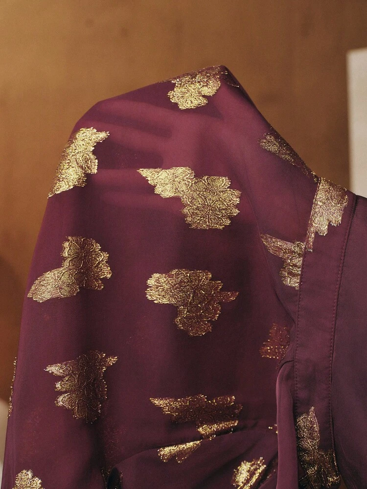 여성용 우아하고 고급스러운 와인 레드 투피스 세트 (가을/겨울용), 반투명 메탈릭 광택 자카드 긴소매 가디건과 짧은 A라인 스커트가 한 벌로 구성되어 있으며, 자수 및 모조 다이아몬드 장식 프론트 헴이 특징이며, 새해, 파티, 크리스마스, 결혼식 및 기타 행사에 적합합니다.