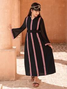 SHEIN Traditional Arab Abaya Dress, Girls Long Robe With Red & White Geometric Decoration, Combining Modern And Traditional Design, Comfortable And Suitable For Festivals, Celebrations And Formal Occasions - Green - View 4