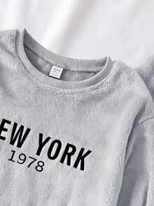 青少年男童睡衣套装，抓绒长袖上衣和长裤，简约英文及数字黑色刺绣，休闲家居服，秋冬款 - 淺灰色 - 查看 5