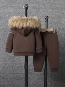 SHEIN 男童连帽上衣，胸前饰有压纹图案，领口毛绒，搭配休闲裤，时尚百搭，适合秋冬季穿着。 - 棕色 - 查看 2