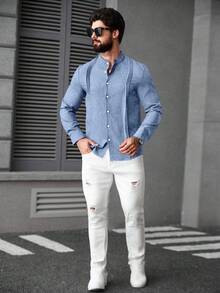 Manfinity CasualCool 男士纯色简约休闲长袖衬衫，男士休闲正装衬衫，性感男士衬衫，男士蓝色正装衬衫，男士亚麻蓝白衬衫，男士衬衫，复古风格，适合日常休闲、周末旅行、户外活动、探险旅行、轻松的工作环境或半正式场合，可作为男友/丈夫礼物、周年纪念/生日礼物、派对礼物、圣诞节礼物、新年礼物、婚礼礼物。 - 淺藍色 - 查看 4