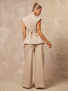 Lumalex 女士优雅杏色立领金属纽扣装饰无袖修身外套 + 女士杏色通勤双口袋修身直筒裤，春夏奢华新年新造型，低调奢华舞会聚会宴会低调奢华闪亮假日派对狂欢节郊游度假热门户外层次丰富的婚礼情人节礼物指南浪漫情人节穿搭季节宴会身份证派对新年派对造型狂欢女士服装外出穿搭女士休闲服装休闲商务办公着装 - 杏色 - 查看 2