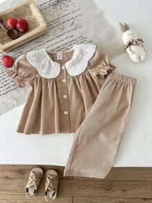 SHEIN 这款女婴可爱舒适休闲两件套，适合婴幼儿穿着，采用不规则刺绣蕾丝领和灯芯绒面料，是春季穿着的理想之选。套装包含一件短袖衬衫和一条裤子。 - 棕色 - 查看 3