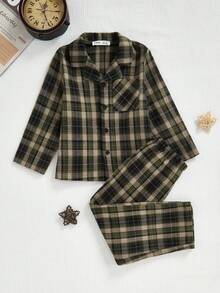 SHEIN Set de 2 piezas de pijama casual para niño pequeño con cuadros, solapa sencilla, nuevos botones, bolsillo rojo y cintura elástica - Verde - Ver 7