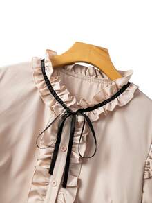 GlowEve CURVE 时尚休闲法式复古优雅泡泡袖荷叶边缎带撞色蝴蝶结通勤衬衫 - 杏色 - 查看 8