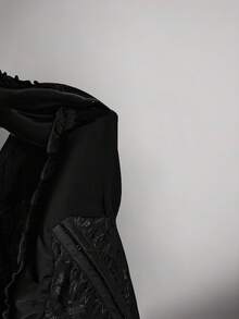 SHEIN ICON 大码女式黑色褶皱提花腰带拼接荷叶边单肩层叠荷叶边下摆A字雪纺迷你连衣裙，适合派对和休闲场合 - 黑色 - 查看 13