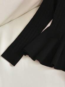 GlowEve 秋冬新款优雅时尚简约大气镂空圆领长袖荷叶边下摆口袋金属蝴蝶结纽扣扭结纹理女式毛衣 - 黑色 - 查看 6