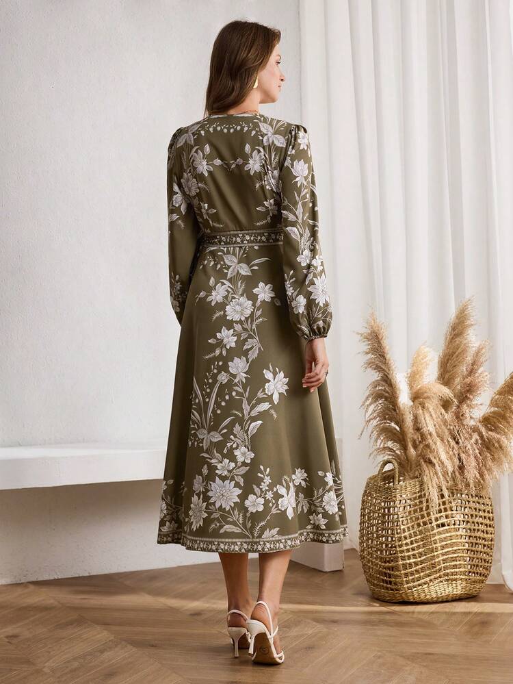 This Elegant Women's Dress Features A Floral Pattern On An Olive Green Base, Adorned With White Floral Designs, Exuding A Retro And Sophisticated Yet Fresh Style. The V-Neck Wrap-Style Design With A Belted Waist And Puff Sleeves Flatters The Figure While Maintaining An Elegant Feel. The Sophisticated Olive Green Color Is Suitable For Layering In Autumn And Winter Or Wearing Alone In Spring And Summer. Suitable For Both Spring And Autumn, It Can Be Accessorized With Jewelry To Brighten The Festive Atmosphere During The New Year. Perfect For Young People's Gatherings And Casual Occasions, This Dress Showcases Fashionable Taste At Small Gatherings With Its Retro Floral Pattern, And Is Also Easily Versatile For Work Or As An Outer Layer. It's A Versatile Piece In Your New Year's Wardrobe That Combines Quality And Style.