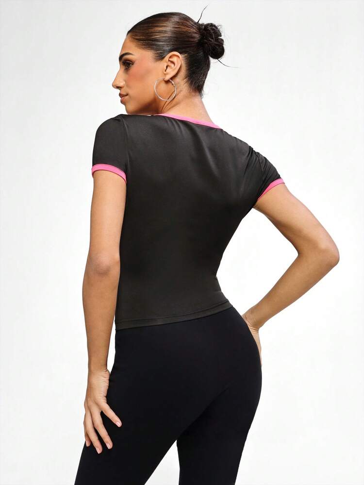 BABYPHAT Vネック ベビーTシャツ ピンクのコントラストバインディング、筆記体テキスト 半袖 フィッティングトップ