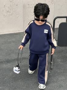 SHEIN Little Byeori 两件套男童休闲宽松圆领撞色滚边卫衣和运动裤套装，适合返校、生日、新生儿派对、节日聚会、秋冬季穿着。 - 寶藍色 - 查看 13