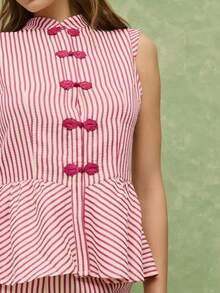 Nöista Bộ áo và quần không tay kẻ sọc kiểu peplum. Áo không tay kẻ sọc với viền peplum và khuy thắt nút trang trí, kết hợp với quần ống đứng cùng màu. Chất liệu cotton nhẹ, nữ tính, thích hợp cho các dịp lễ hội, nghỉ dưỡng và mùa xuân hè. Cũng phù hợp cho khách dự đám cưới. - Nhiều màu - Xem 9