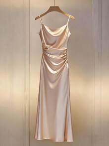 Franclia 法式独家设计，褶皱领吊带连衣裙，饰有纽扣，适合春夏穿着。