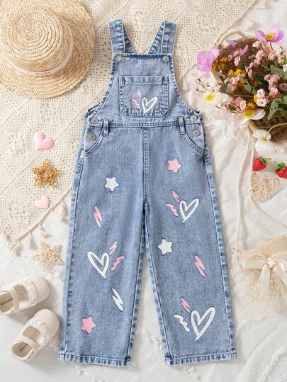 Peto vaquero y mono para niñas, con estampado de corazón blanco + onda rosa, lindo y juguetón, azul claro lavado, pantalón de peto suelto y cómodo, diseño de bolsillo delantero elegante y de moda. Adecuado para salidas diarias, vacaciones, uso en el campus o para salir con amigos, una pieza de moda versátil para tu armario durante todo el año.