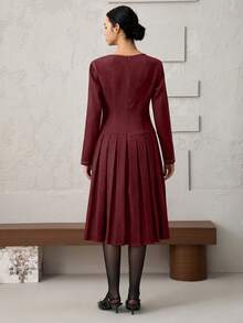 Heiryn Neues elegantes Kleid mit plissierter asymmetrischer Knopfleiste und Jeans-Effekt-Muster, das die Taille betont - Bordeaux - Übersicht 6